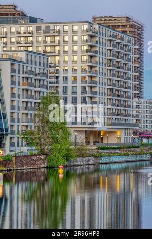 Grand immeuble moderne sur la Spree à Berlin, Allemagne Banque D'Images