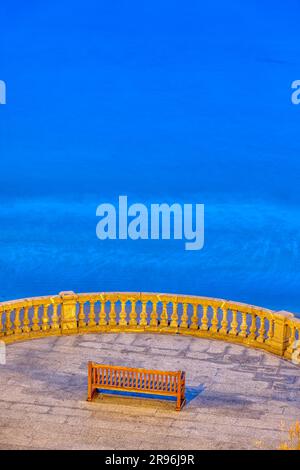 Banc vide sur la plage de la Concha à San Sebastian à l'aube Banque D'Images