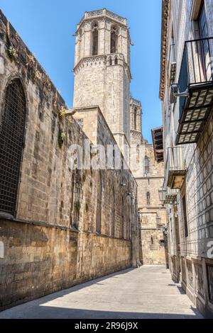 Petite rue dans le quartier gothique de Barcelone avec l'une des tours de la cathédrale Banque D'Images