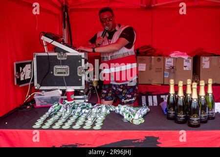 Cirencester, Angleterre, samedi 24th juin 2023. Commentateur annonce les prix avec des médailles et Cava à la fin du Cotswold Way Ultra Challenge, un événement de marche et de course jusqu'À 100km dans les Cotswolds. Credit: Lu Parrott / Alamy Live News Banque D'Images