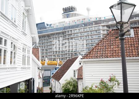 Bateau de croisière qui menace sur les maisons de Gamle (vieille ville) à Stavanger, Norvège Banque D'Images