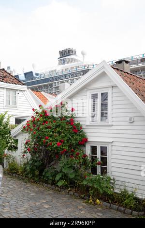 Bateau de croisière qui menace sur les maisons de Gamle (vieille ville) à Stavanger, Norvège Banque D'Images