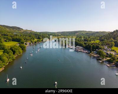 Photo de drone aérienne du lac Windermere en été. C'est le plus grand lac de Cumbria, Angleterre. Banque D'Images