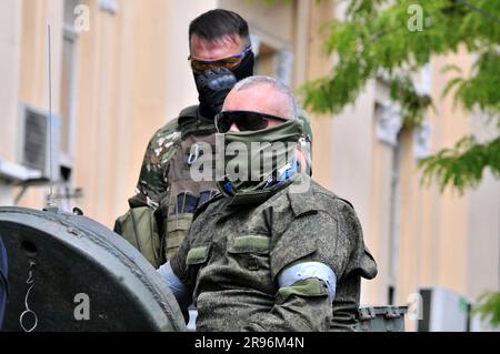 Rostov on Don, Fédération de Russie. 24th juin 2023. Les combattants de la compagnie militaire privée du Groupe Wagner se déploient à l'extérieur du quartier général de l'état-major du district militaire du Sud de la Russie, à 24 juin 2023, à Rostov-sur-le-Don, en Russie. Photo par Arkady Budnitsky/ Credit: UPI/Alay Live News Banque D'Images