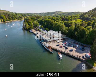 Photo de drone aérienne du lac Windermere en été. C'est le plus grand lac de Cumbria, Angleterre. Banque D'Images