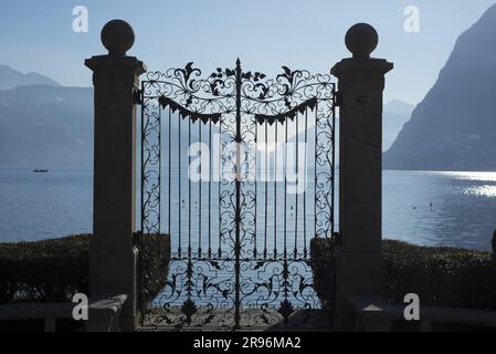Gate sur le bord du lac sur la montagne en Suisse Banque D'Images