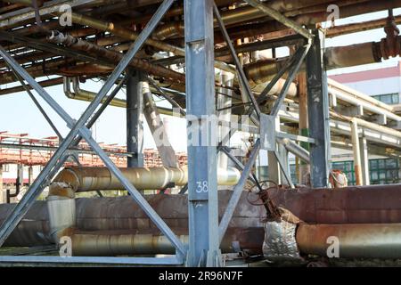 Estocada de pipeline, tuyaux à vapeur et condensat, renforcement, ventilateurs à faisceaux bleus dans raffinerie de pétrole, usine pétrochimique. Banque D'Images