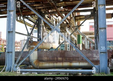 Estocada de pipeline, tuyaux à vapeur et condensat, tréteau de pipeline à poutres bleues dans une raffinerie de pétrole, une usine pétrochimique. Banque D'Images