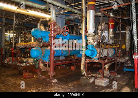 Equipement d'énergie d'échangeur thermique à tubes et coques en fer pour le refroidissement des produits de chauffage à l'atelier de l'usine pétrochimique de raffinerie industrielle. Banque D'Images