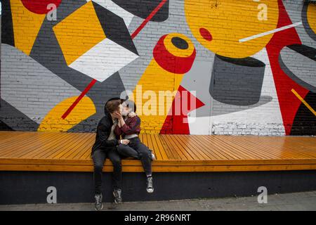 Moscou, Russie. 24th juin 2023. Un couple est vu dans une rue de Moscou, Russie crédit: Nikolay Vinokurov/Alamy Live News Banque D'Images