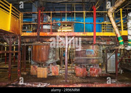 Vieux fer en métal rouillé abandonné mauvais dans les équipements de corrosion échangeurs de chaleur tuyaux pompes dans un atelier de raffinerie industrielle de l'usine pétrochimique. Banque D'Images