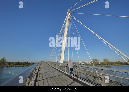 Passerelle des deux rives, pont de passage au-dessus du Rhin, Kehl, Ortenau, Bade-Wurtemberg, Allemagne Banque D'Images