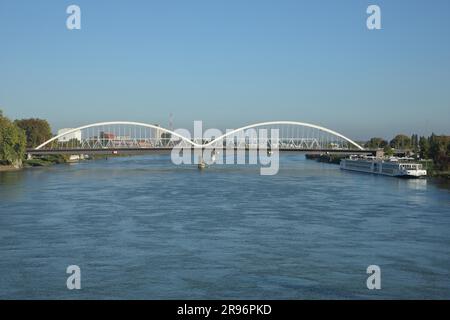 Vue sur l'Europabruecke depuis la Passerelle des deux rives avec le Rhin et le navire à passagers, Kehl, Ortenau, Bade-Wurtemberg, Allemagne Banque D'Images