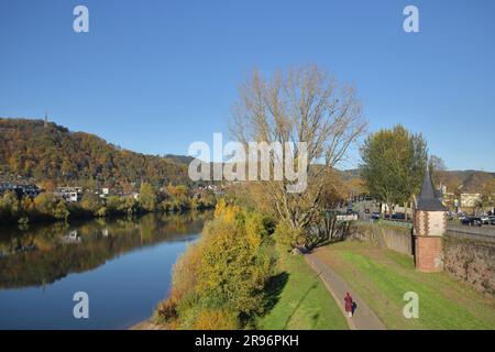 Vue depuis le pont romain sur les rives de la Moselle avec St. Colonne de Marie sur la colline, Trèves, Moselle moyenne, Moselle, Rhénanie-Palatinat Banque D'Images