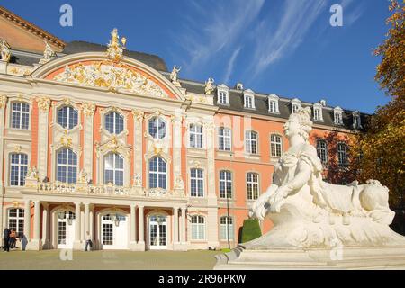 Palais électoral et personnage de centaure blanc, Renaissance, rococo, blanc, centaure, Trèves, Moselle moyenne, Moselle, Rhénanie-Palatinat, Allemagne Banque D'Images