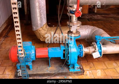 Pompes centrifuges métalliques en fer équipement et tuyaux avec brides et vannes pour le pompage de produits de combustible liquide à la pétroche chimique de raffinerie industrielle Banque D'Images