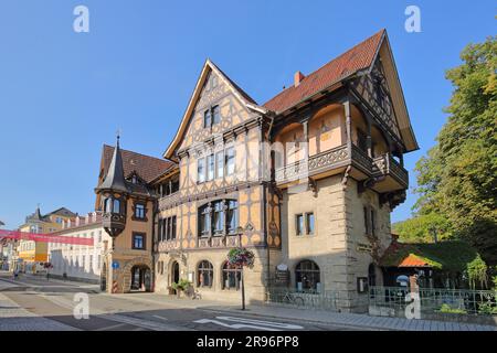 Maison à colombages avec baie vitrée et ornements Henneberger Haus construite en 1895, Meiningen, Thuringe, Allemagne Banque D'Images