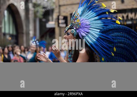 Londres, Royaume-Uni. 24th juin 2023. Les artistes sont vus danser à la fête d'été Great Get Together Bankside à Borough yards, dans le cadre d'une série d'événements nationaux inspirés par feu le député de JO Cox. (Credit image: © Hesther ng/SOPA Images via ZUMA Press Wire) USAGE ÉDITORIAL SEULEMENT! Non destiné À un usage commercial ! Banque D'Images