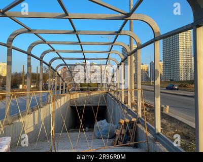 Construction d'un nouveau grand piéton souterrain industriel, moderne et sûr pour les personnes de l'autre côté d'une route très fréquentée. Banque D'Images