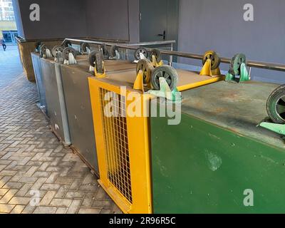 Grand fer à l'envers nettoyer les bacs vides à fer avec des roues pour séparer les déchets et les déchets de papier recyclable, de plastique et de nourriture. Banque D'Images