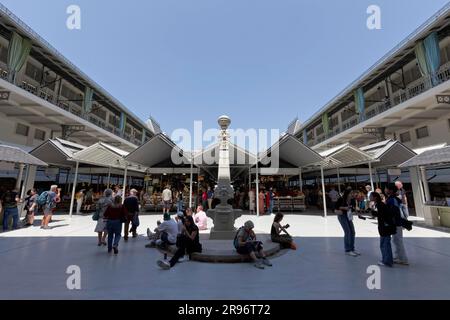 Mercado Bolhao, marché historique avec étals de marché modernes, récemment rénové, Porto, Portugal Banque D'Images