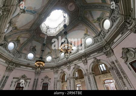 Palacio da Bolsa, palais de la Bourse, plafond avec lustres dans l'escalier, magnifique bâtiment néoclassique, Porto, Portugal Banque D'Images