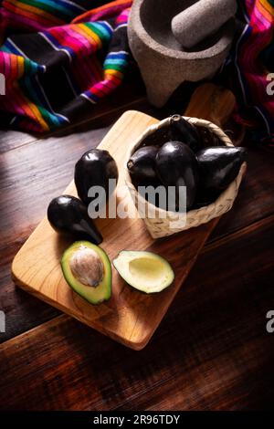 Aguacate Criollo. La récolte à la maison de 'criollo avocat', cette variété est l'ancêtre des variétés domestiquées que nous connaissons aujourd'hui, ils sont petit esprit Banque D'Images