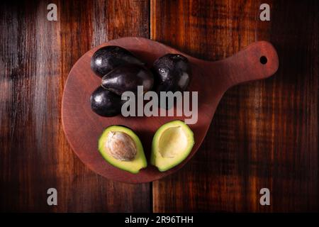 Aguacate Criollo. La récolte à la maison de 'criollo avocat', cette variété est l'ancêtre des variétés domestiquées que nous connaissons aujourd'hui, ils sont petit esprit Banque D'Images