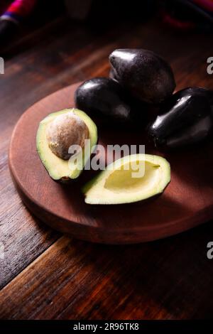 Aguacate Criollo. La récolte à la maison de 'criollo avocat', cette variété est l'ancêtre des variétés domestiquées que nous connaissons aujourd'hui, ils sont petit esprit Banque D'Images