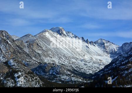 le pic de long vu depuis le sentier du lac émeraude tout en raquettes par une journée ensoleillée de printemps dans le parc national de rocky mountain, colorado Banque D'Images