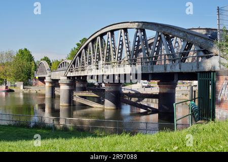 Le pont du chemin de fer Witham traverse la rivière Banque D'Images