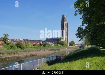 Vue sur la rivière Witham depuis Haven Bank un jour de printemps ensoleillé. Boston Lincolnshire Banque D'Images