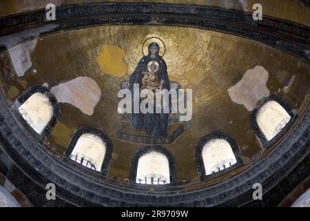 Enthroned Mary with Child, abside, Hagia Sophia, Sultan Ahmet Park, Istanbul, St. Église de Sophia, Ayasofya Camii Muezesi, Turquie Banque D'Images