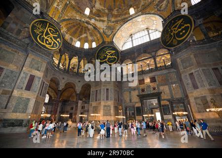 Touristes à nef, Hagia Sophia, Sultan Ahmet Park, Istanbul, St. Église de Sophia, Ayasofya Camii Muezesi, Turquie Banque D'Images