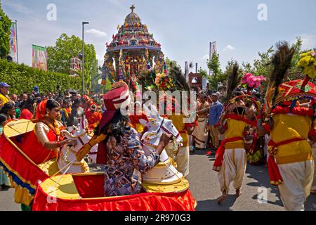 Danse des hindous le jour principal du festival au grand défilé Theer, Temple Festival, Hamm, Ruhr Area, Rhénanie-du-Nord-Westphalie, Allemagne Banque D'Images