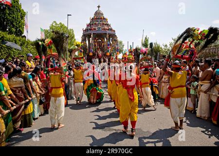 Danse des hindous le jour principal du festival au grand défilé Theer, Temple Festival, Hamm, Ruhr Area, Rhénanie-du-Nord-Westphalie, Allemagne Banque D'Images