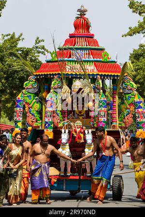 Hindous le jour principal du festival au grand défilé Theer, festival du temple, Hamm, région de la Ruhr, Rhénanie-du-Nord-Westphalie, Allemagne Banque D'Images