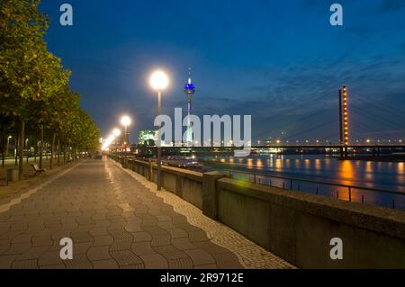 Promenade du Rhin, tour du Rhin, pont du genou du Rhin, Düsseldorf, Rhénanie-du-Nord-Westphalie, Allemagne Banque D'Images