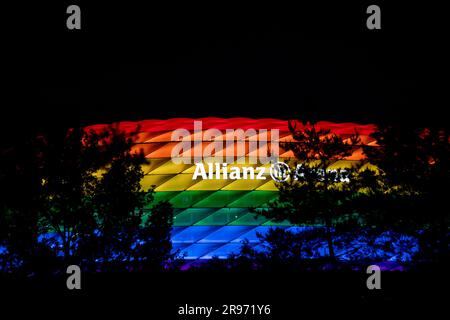 Munich, Allemagne. 24th juin 2023. Allianz Arena s'illumine dans des couleurs arc-en-ciel pour Christopher Street Day à Munich. Credit: Christian Kolbert/dpa/Alay Live News Banque D'Images
