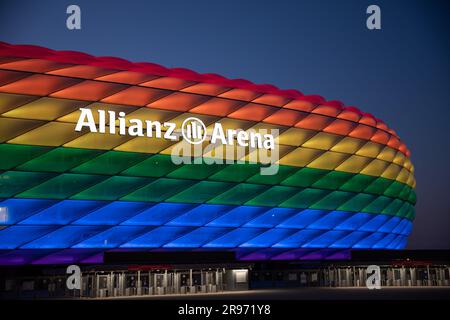 Munich, Allemagne. 24th juin 2023. Allianz Arena s'illumine dans des couleurs arc-en-ciel pour Christopher Street Day à Munich. Credit: Christian Kolbert/dpa/Alay Live News Banque D'Images