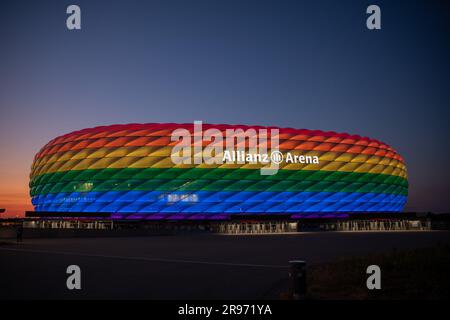 Munich, Allemagne. 24th juin 2023. Allianz Arena s'illumine dans des couleurs arc-en-ciel pour Christopher Street Day à Munich. Credit: Christian Kolbert/dpa/Alay Live News Banque D'Images