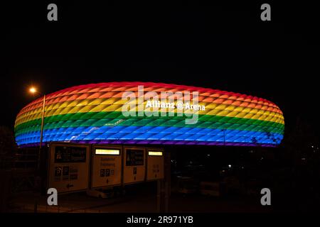 Munich, Allemagne. 24th juin 2023. Allianz Arena s'illumine dans des couleurs arc-en-ciel pour Christopher Street Day à Munich. Credit: Christian Kolbert/dpa/Alay Live News Banque D'Images