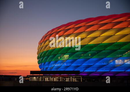 Munich, Allemagne. 24th juin 2023. Allianz Arena s'illumine dans des couleurs arc-en-ciel pour Christopher Street Day à Munich. Credit: Christian Kolbert/dpa/Alay Live News Banque D'Images