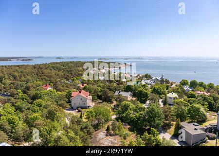 Vue aérienne de Puistovuori par une journée d'été ensoleillée à Hanko, Finlande Banque D'Images