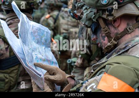 Fort Drum, New York, États-Unis. 27th mai 2023. Les soldats affectés au 2nd Bataillon 22nd infanterie Regiment, 1st Brigade combat Team, 10th Mountain Division, exécutent un entraînement conjoint avec nos nouveaux alliés de l'OTAN. Northern Forest 23 permet à 10th soldats de montagne d'opérer par temps froid, ce qui démontre leur létalité et leur agilité. Crédit : Kasimir Jackson/États-Unis Armée/ZUMA Press Wire/ZUMAPRESS.com/Alamy Live News Banque D'Images