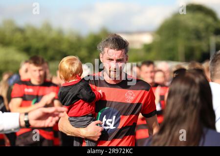 Glasgow, Royaume-Uni. 02nd juin 2023. L'homme du match Scott McKillop d'Oban Camanachd monte pour accepter son prix, Oban Camanachd vs Glasgow Mid Argyll, finale de la coupe du défi de la Société celtique de Glasgow, 24 juin 2023 (photo par /SportPix/Sipa USA) (photo par /SportPix/SportPix/Sipa USA) crédit: SIPA/Alay Live News Banque D'Images