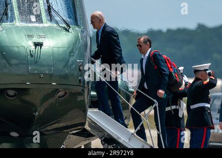 LE président AMÉRICAIN Joe Biden est à bord de Marine One avec son fils Hunter Biden à joint base Andrews, Maryland, États-Unis, le 24 juin 2023. Le Président Biden a été informé et continuera de suivre la situation actuelle en Russie.Credit: Shawn Thew/Pool via CNP/MediaPunch Credit: MediaPunch Inc/Alay Live News Banque D'Images