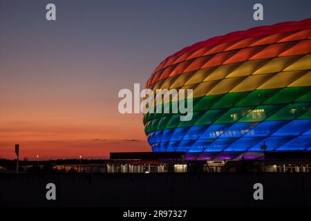 Munich, Allemagne. 24th juin 2023. Allianz Arena s'illumine dans des couleurs arc-en-ciel pour Christopher Street Day à Munich. Credit: Christian Kolbert/dpa/Alay Live News Banque D'Images