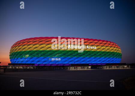 Munich, Allemagne. 24th juin 2023. Allianz Arena s'illumine dans des couleurs arc-en-ciel pour Christopher Street Day à Munich. Credit: Christian Kolbert/dpa/Alay Live News Banque D'Images