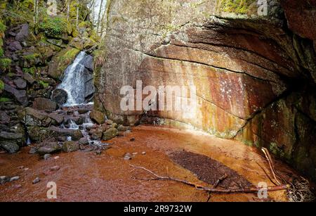 Burn O’VAT, Dinnet, Écosse. Trou de pot glace âge dispositif d'érosion formé il y a c14000 ans par des blocs dans l'eau de fonte torrentielle gougeage de cauchon de granit Banque D'Images